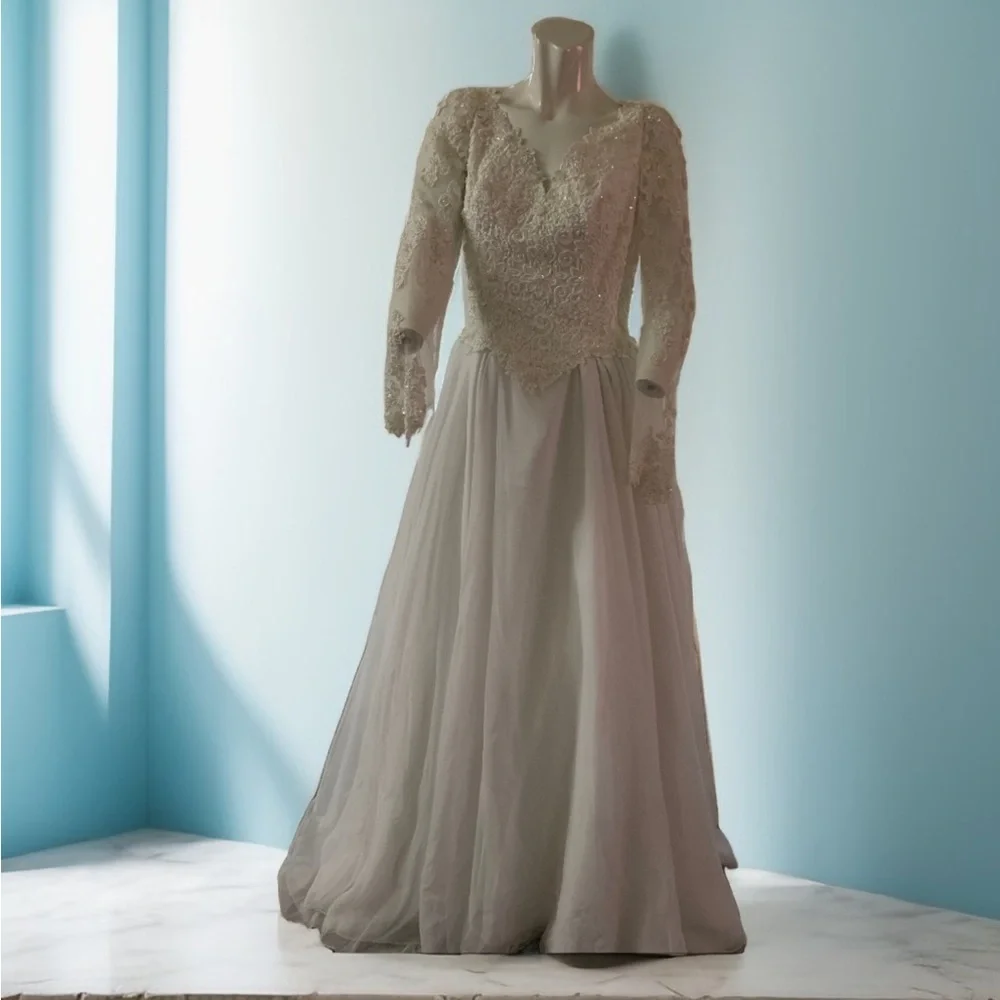 Pre loved 🥰 Morilee Vintage, minimal Raw Silk Wedding Dress. - Picture 1 of 15